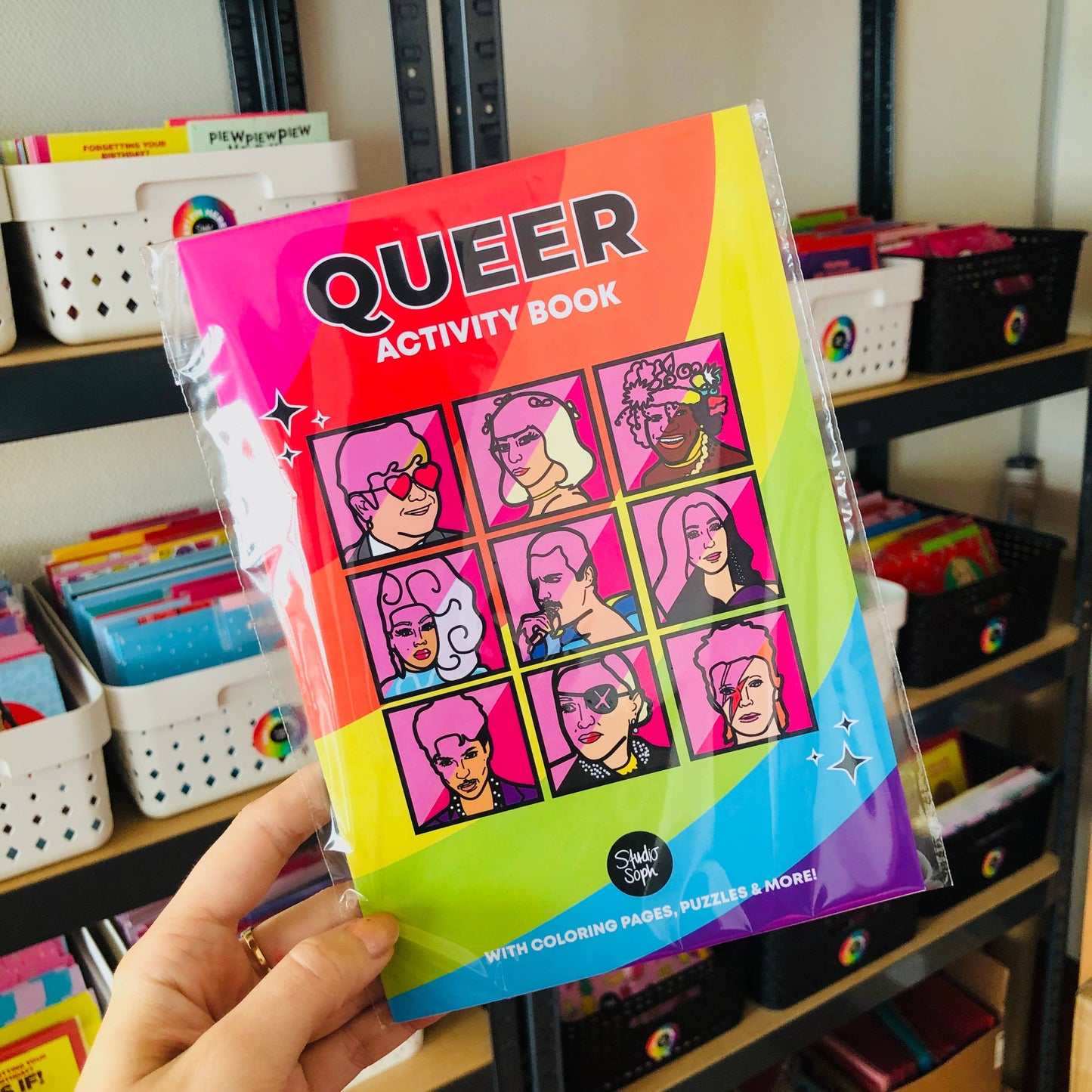 Kleur,- en puzzelboek met queer thema. Perfect queer kado en te koop bij Flavourez.