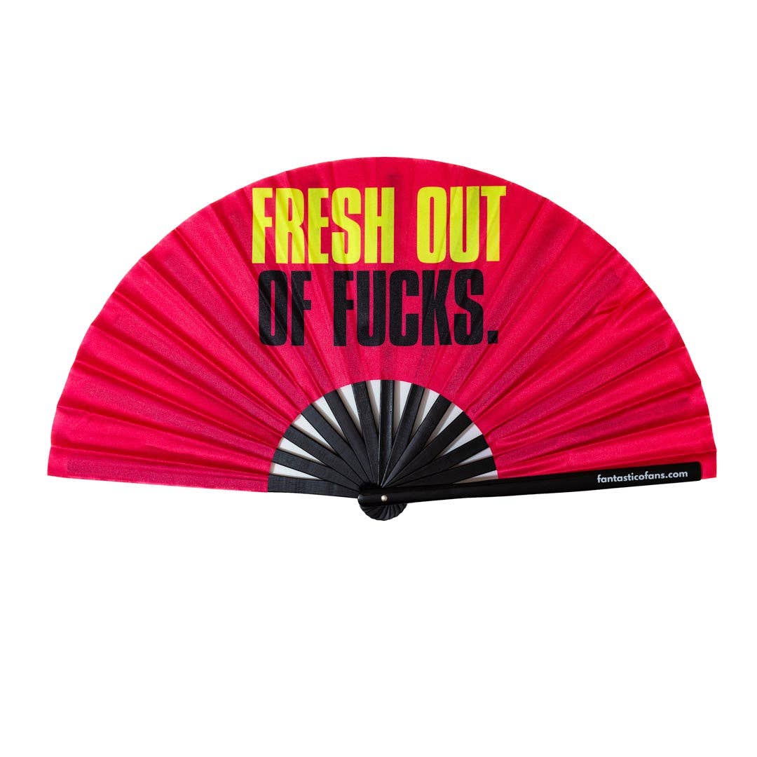 Rode XL handwaaier met de tekst Fresh out of f*cks. De perfecte accessoires voor gay festivals en te koop bij Flavourez.