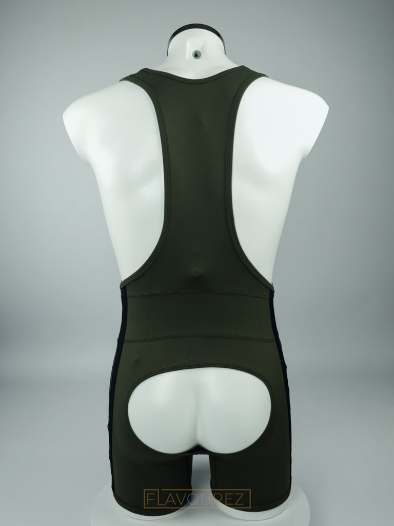 Sexy Singlet in legergroen van het merk Barcode. Perfect voor gay fetish party's perfect voor gay mannen en te koop bij Flavourez.