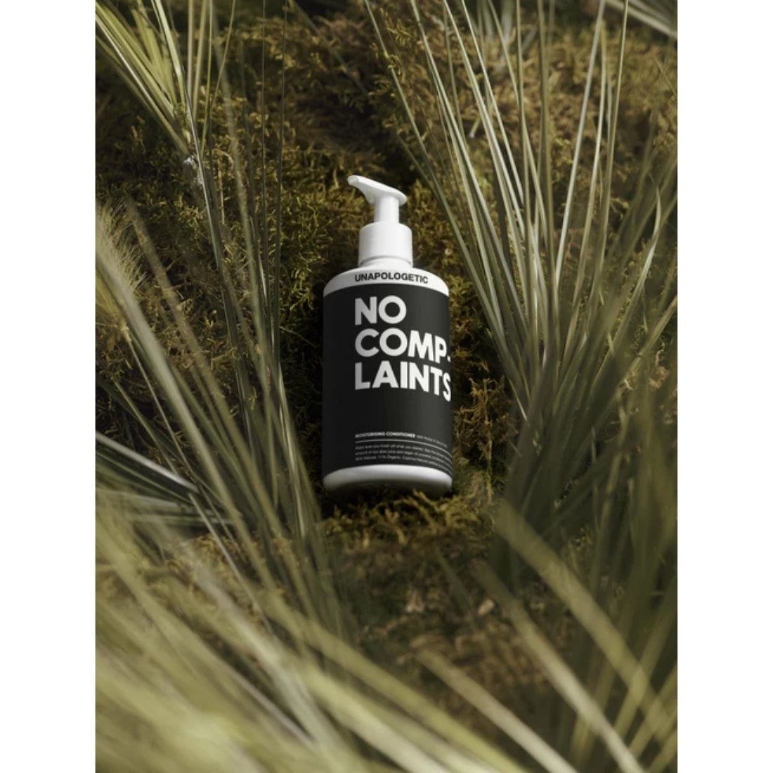 Luxe fles met 300 ml No Complaints - Moisturising Conditioner -ontwikkeld door Unapologetic voor gay mannen en te koop bij Flavourez.