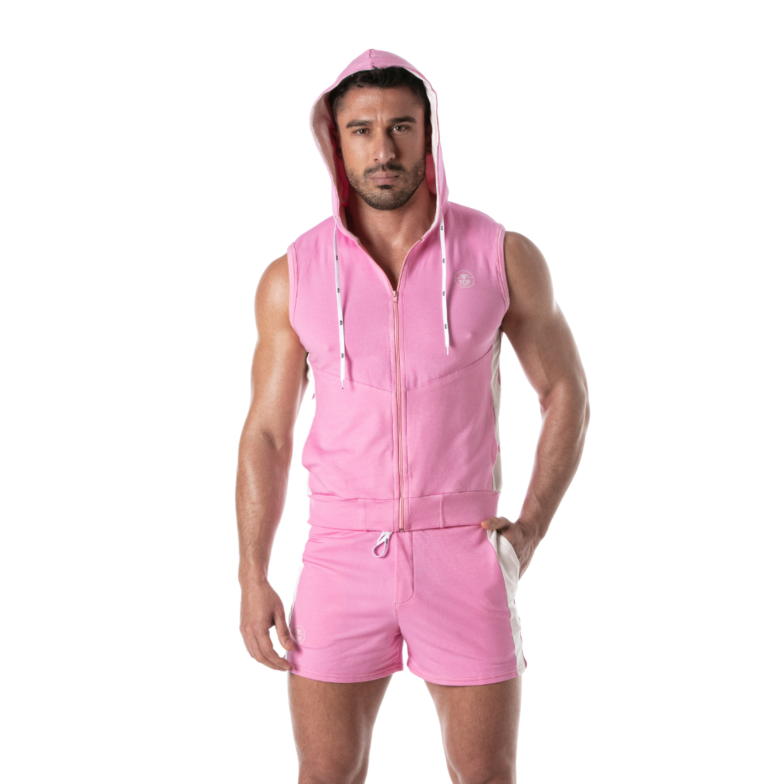 Op voetbal geïnspireerde roze korte broek, ontworpen door Tof Paris perfect voor gay mannen en te koop bij Flavourez.