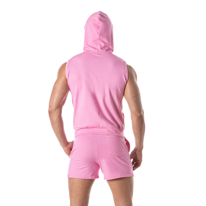 Op voetbal geïnspireerde roze korte broek, ontworpen door Tof Paris perfect voor gay mannen en te koop bij Flavourez.