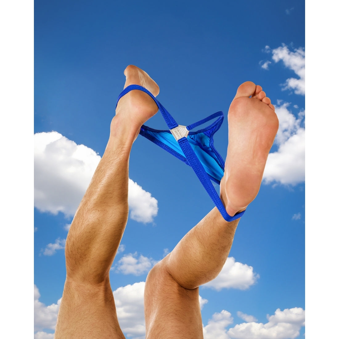 Blauwe zwemstring van Modus Vivendi, ontworpen voor gay mannen en te koop bij Flavourez.