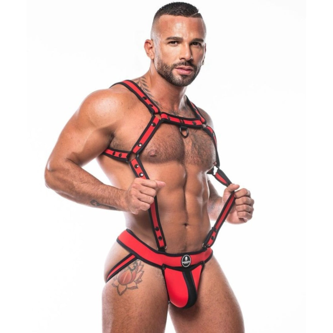 Stoere rode designer jockstrap + harnas met zwarte biezen en drukknopen, ontworpen door Sparta’s Harness en te koop bij Flavourez.