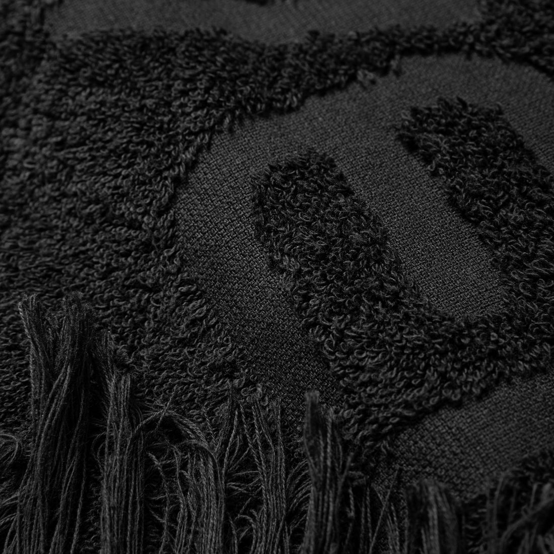 Luxe zwarte strandhanddoek van 180 x 100 cm. Ontworpen door Modus Vivendi voor gay mannen en te koop bij Flavourez.