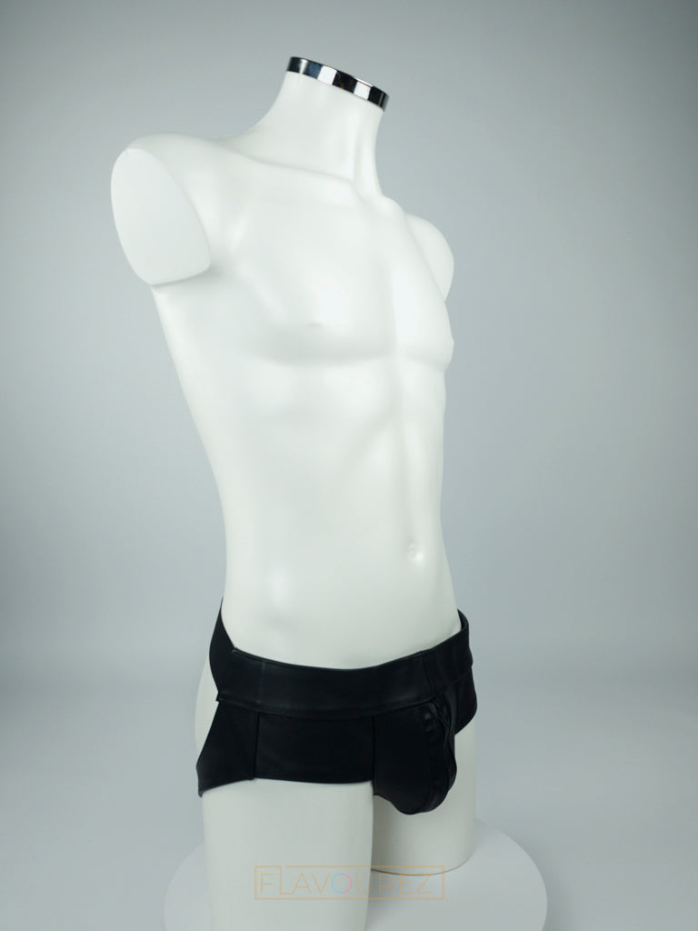 High end, zwartleren harnas, met zwarte strepen en rits op de voorkant. Ontworpen door Mister B, gemaakt van premium leer. Perfect voor gay mannen en te koop bij Flavourez.