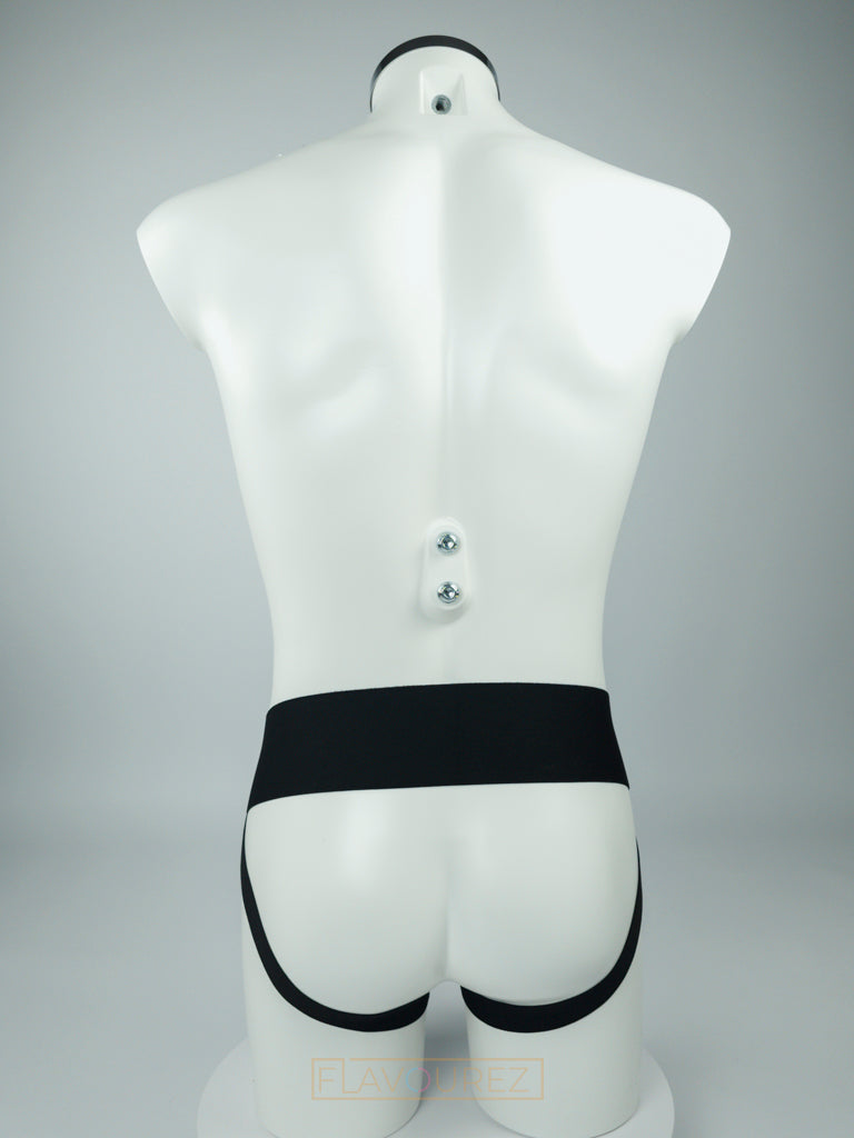 High end, zwartleren harnas, met zwarte strepen, logo en rits op de voorkant. Ontworpen door Mister B, gemaakt van premium leer. Perfect voor gay mannen en te koop bij Flavourez.