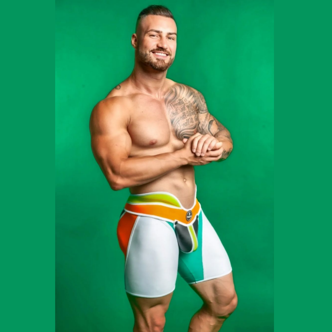 Unieke witte short met hoge tailleband en groene, gele, oranje en zwarte accenten, ontworpen door het Italiaanse modehuis Sparta’s Harness perfect voor gay mannen en te koop bij Flavourez.
