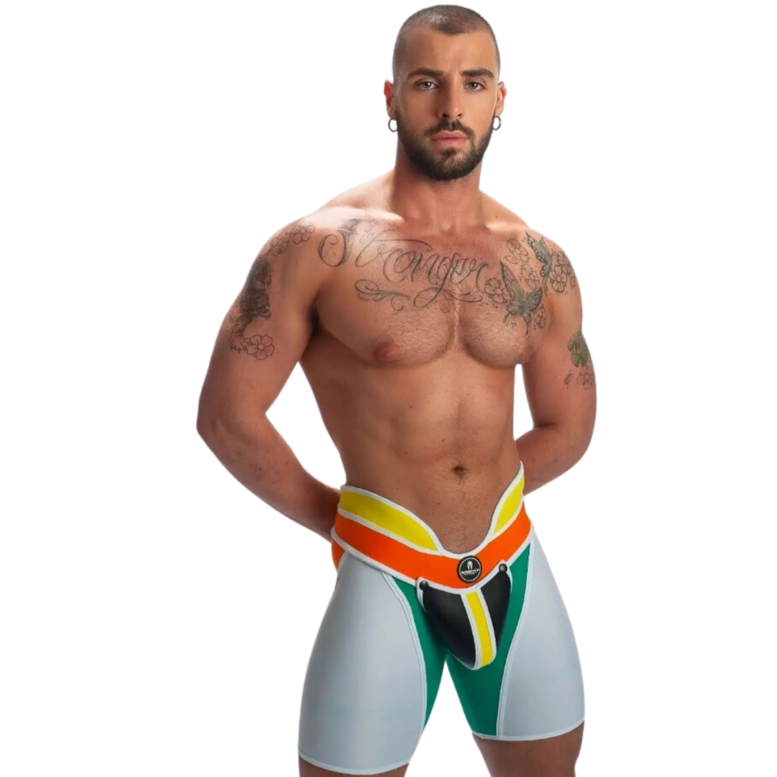 Unieke witte short met hoge tailleband en groene, gele, oranje en zwarte accenten, ontworpen door het Italiaanse modehuis Sparta’s Harness perfect voor gay mannen en te koop bij Flavourez.