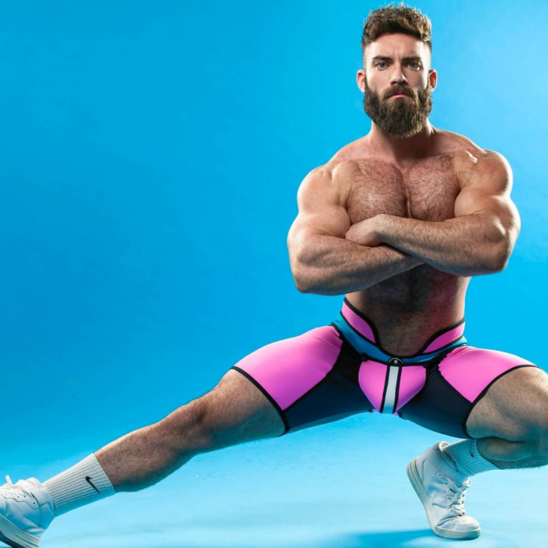 Unieke roze short met hoge tailleband en zwarte, blauwe en witte accenten, ontworpen door het Italiaanse modehuis Sparta’s Harness perfect voor gay mannen en te koop bij Flavourez.