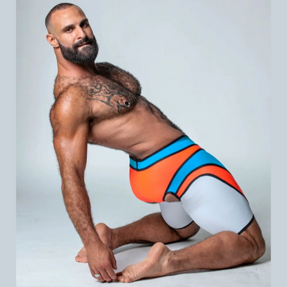 Sexy designer short met v-vormige tailleband en oranje, blauwe, zwarte en witte kleuren, ontworpen door het Italiaanse modehuis Sparta’s Harness perfect voor gay mannen en te koop bij Flavourez.