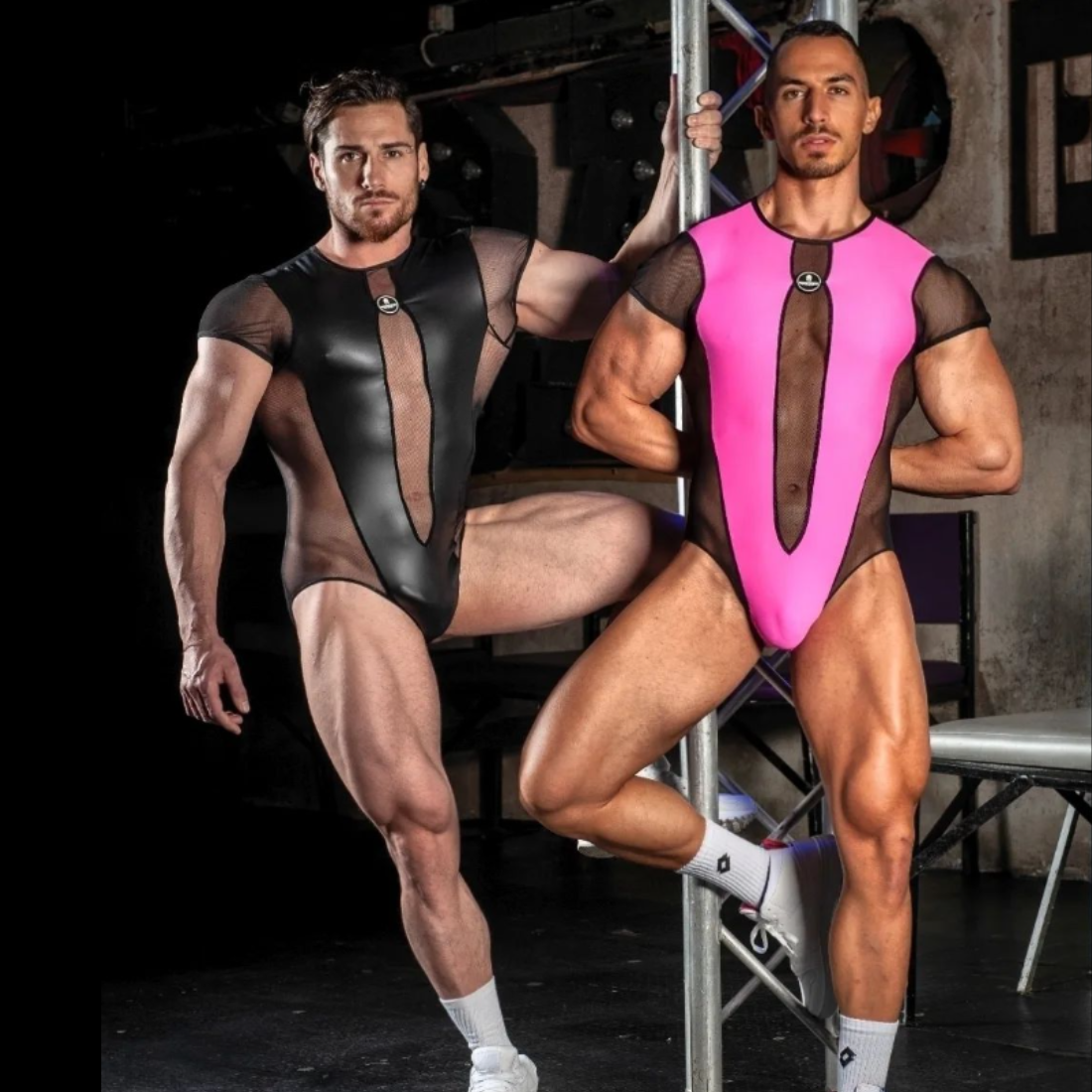 Super sexy roze gay bodysuit van het befaamde Italiaanse merk Sparta’s Harness,perfect voor gay mannen en te koop bij Flavourez.