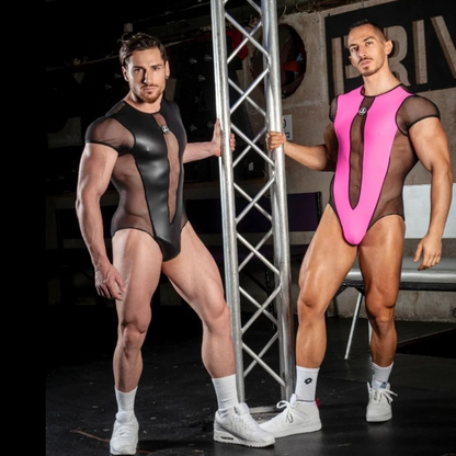 Super sexy roze gay bodysuit van het befaamde Italiaanse merk Sparta’s Harness,perfect voor gay mannen en te koop bij Flavourez.
