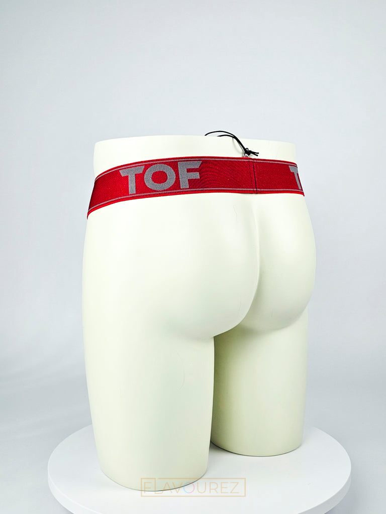 Draadloze heren zwemstring met rode tailleband en witte en blauw strepen. Ontworpen door het Franse modehuis Tof Paris en te koop bij Flavourez.