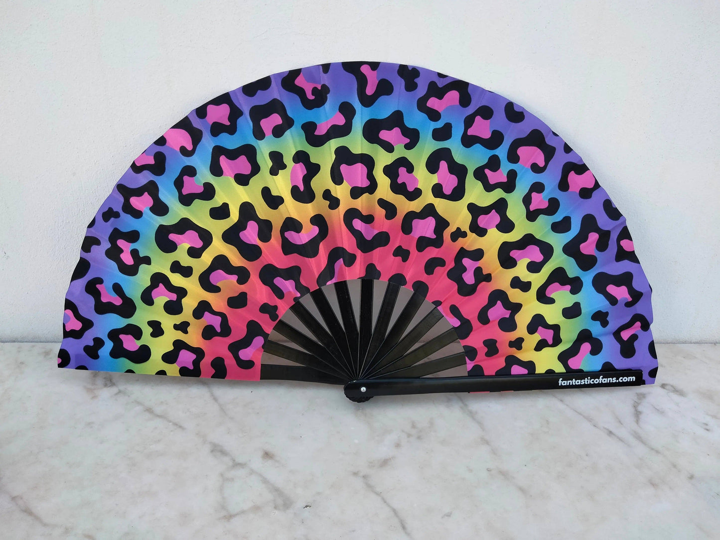 Rainbow Leopard XL-Waaier - 66 cm. Perfet voor gay prides en te koop bij Flavourez.