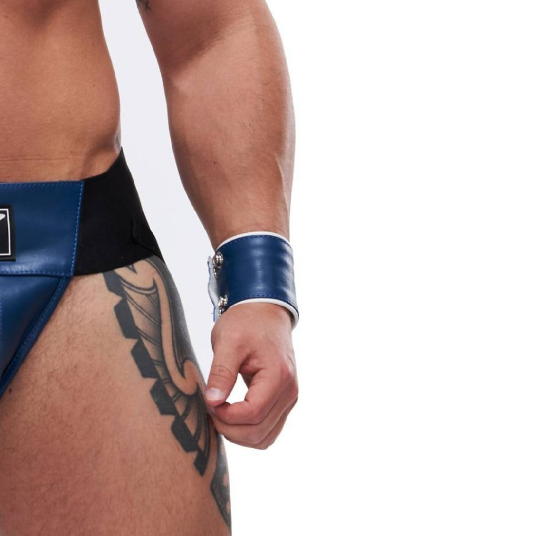 High end, blauwleren pols portomonnee, met wittestrepen. Ontworpen door Mister B, gemaakt van premium leer. perfect voor gay mannen en te koop bij Flavourez.