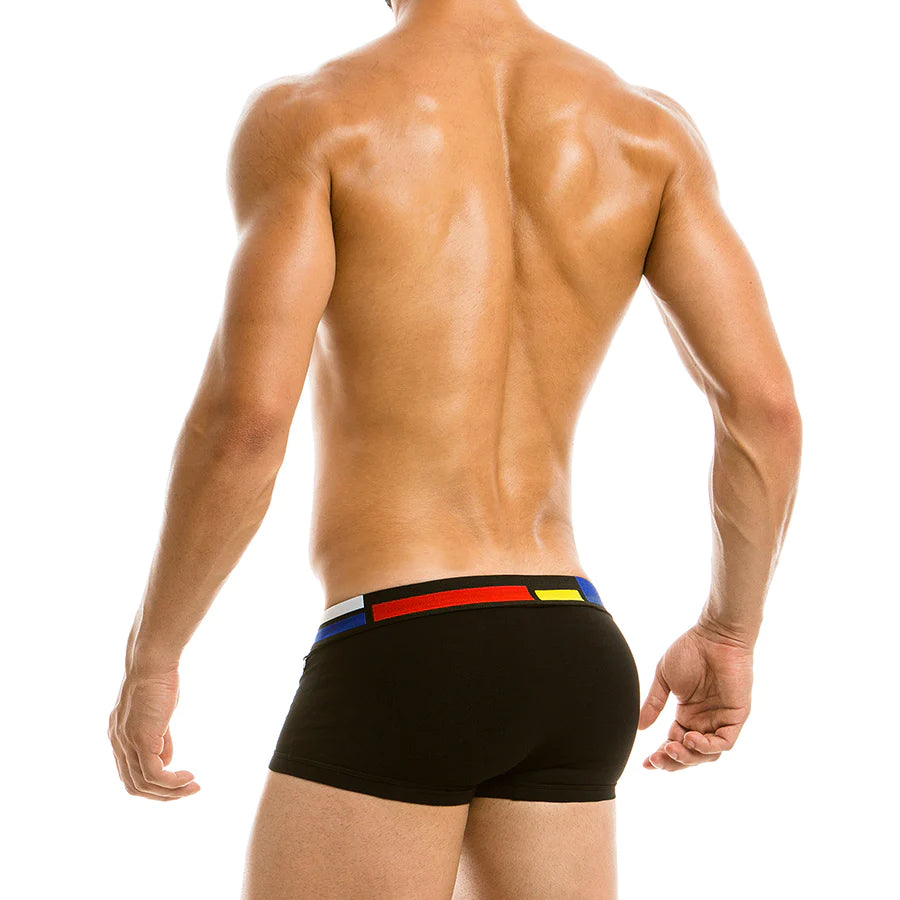Stijlvolle zwarte boxer met tailleband in Mondriaan kleuren. Ontworpen door Modus Vivendi en verkrijgbaar bij Flavourez