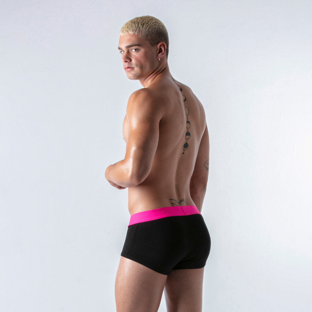 Zwarte boxer met neon roze tailleband van Leader. Het perfecte kledingstuk voor een gay party of cruise bar. Beschikbaar bij Flavourez