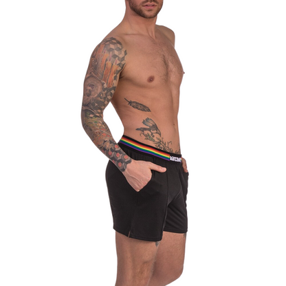 Zwarte short met regenboog tailleband, ontworpen door het Duitse modemerk Barcode Berlin en te koop bij Flavourez.