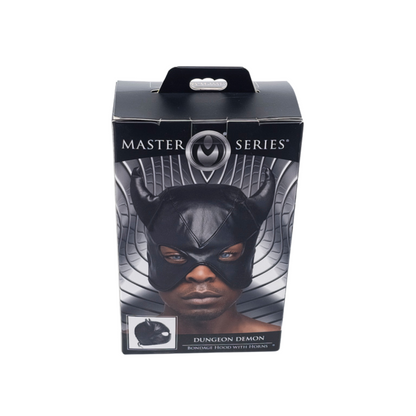 Zwart Dungeon Demon Bondage Masker Met Hoorns van Master Series. Perfect voor gay mannen en te koop bij Flavourez.
