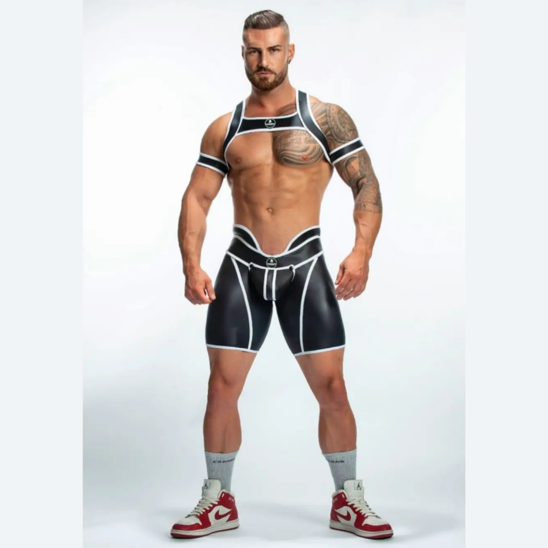 Unieke zwarte short met hoge tailleband en witte biezen, ontworpen door het Italiaanse modehuis Sparta’s Harness perfect voor gay mannen en te koop bij Flavourez.