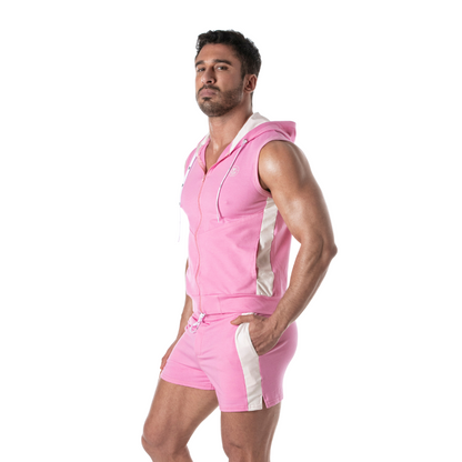 Op voetbal geïnspireerde roze korte broek, ontworpen door Tof Paris en te koop bij Flavourez.