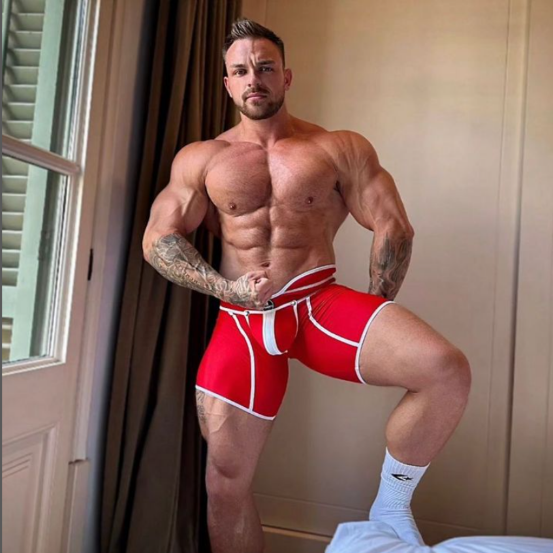 Unieke rode short met hoge tailleband en witte accenten, ontworpen door het Italiaanse modehuis Sparta’s Harness perfect voor gay mannen en te koop bij Flavourez.