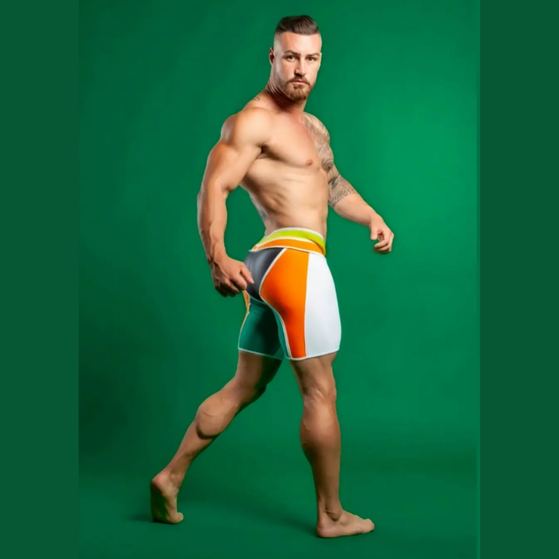 Unieke witte short met hoge tailleband en groene, gele, oranje en zwarte accenten, ontworpen door het Italiaanse modehuis Sparta’s Harness en te koop bij Flavourez.