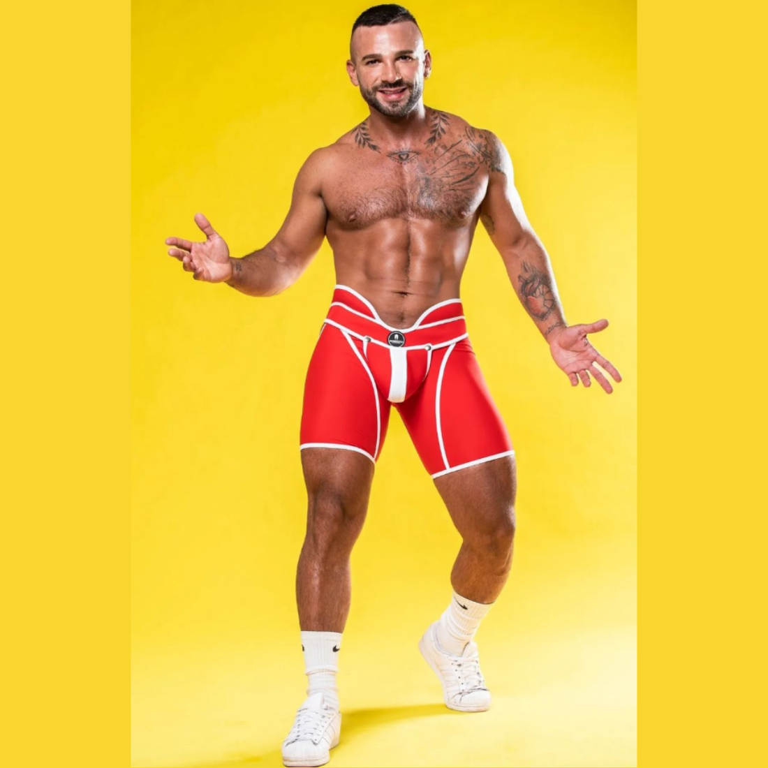 Unieke rode short met hoge tailleband en witte accenten, ontworpen door het Italiaanse modehuis Sparta’s Harness en te koop bij Flavourez.