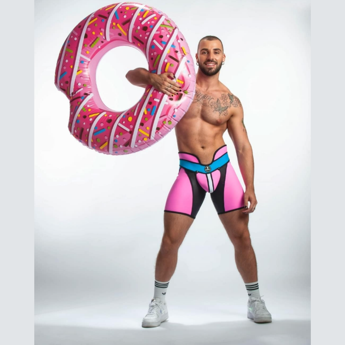 Unieke roze short met hoge tailleband en zwarte, blauwe en witte accenten, ontworpen door het Italiaanse modehuis Sparta’s Harness perfect voor gay mannen en te koop bij Flavourez.