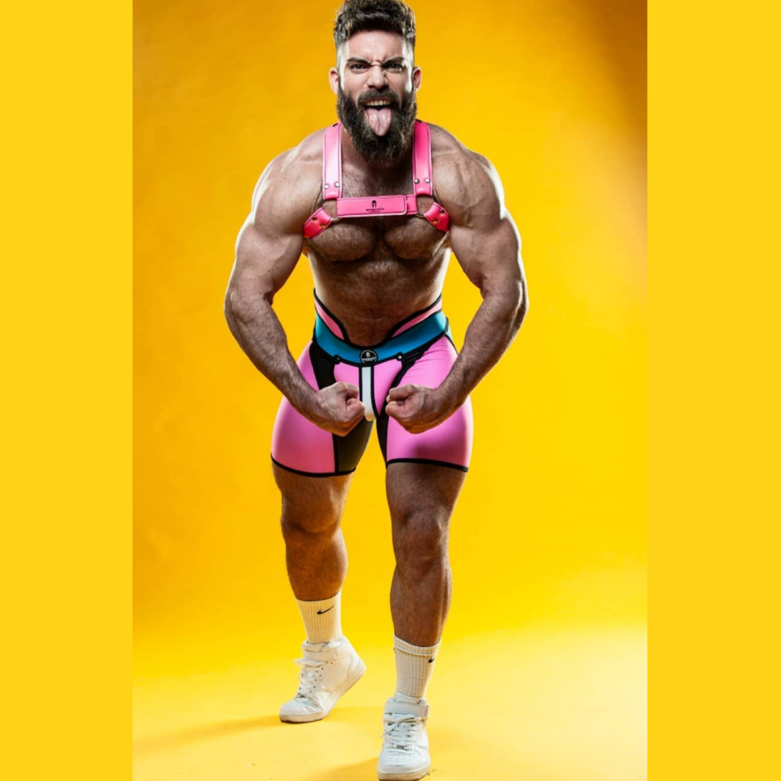 Unieke roze short met hoge tailleband en zwarte, blauwe en witte accenten, ontworpen door het Italiaanse modehuis Sparta’s Harness perfect voor gay mannen en te koop bij Flavourez.