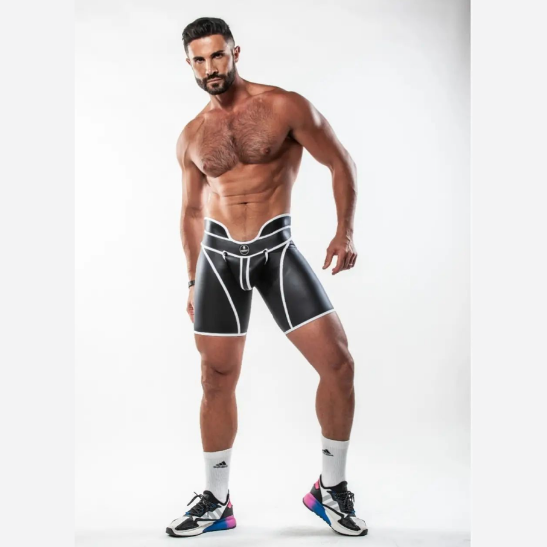 Unieke zwarte short met hoge tailleband en witte biezen, ontworpen door het Italiaanse modehuis Sparta’s Harness perfect voor gay mannen en te koop bij Flavourez.