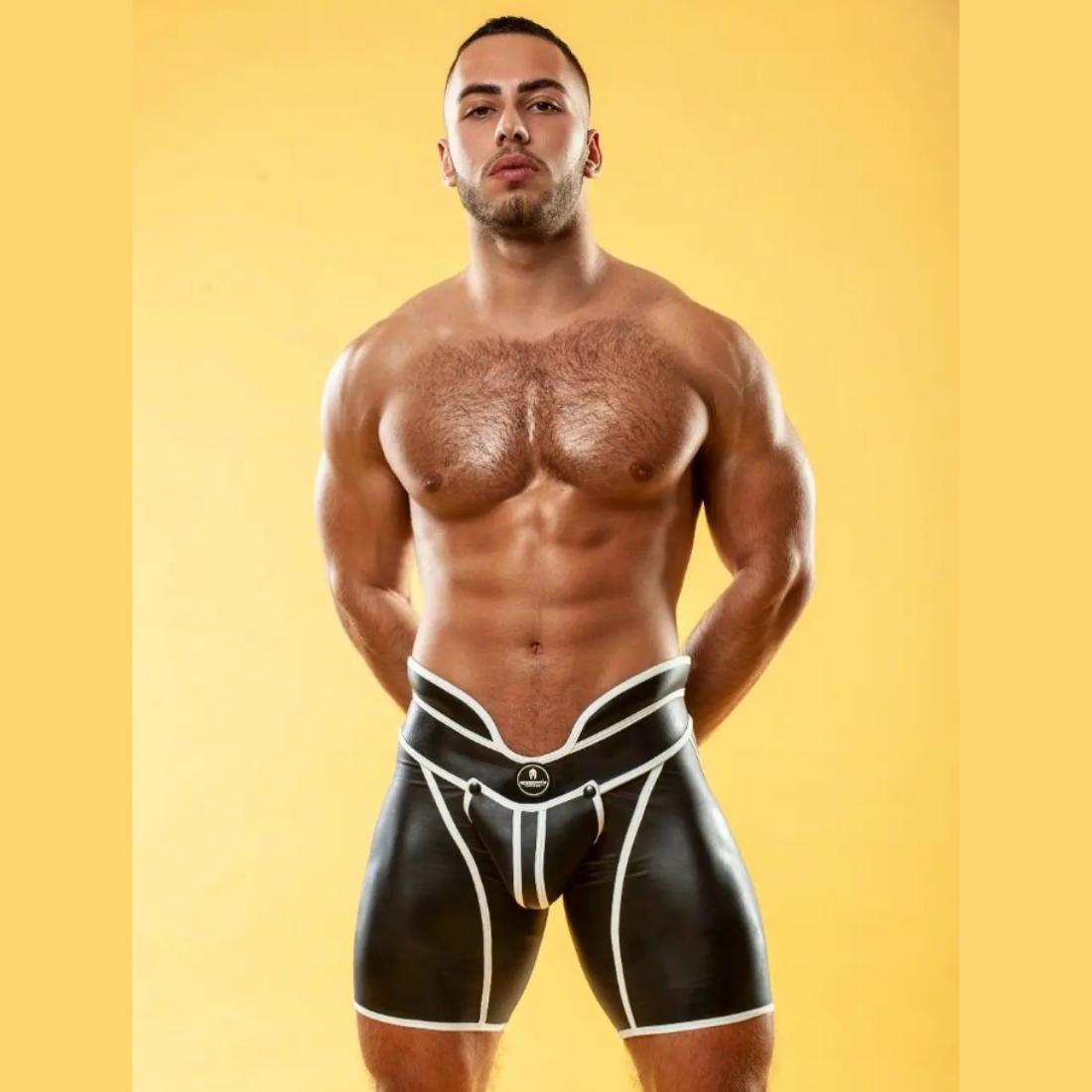 Unieke zwarte short met hoge tailleband en witte biezen, ontworpen door het Italiaanse modehuis Sparta’s Harness perfect voor gay mannen en te koop bij Flavourez.