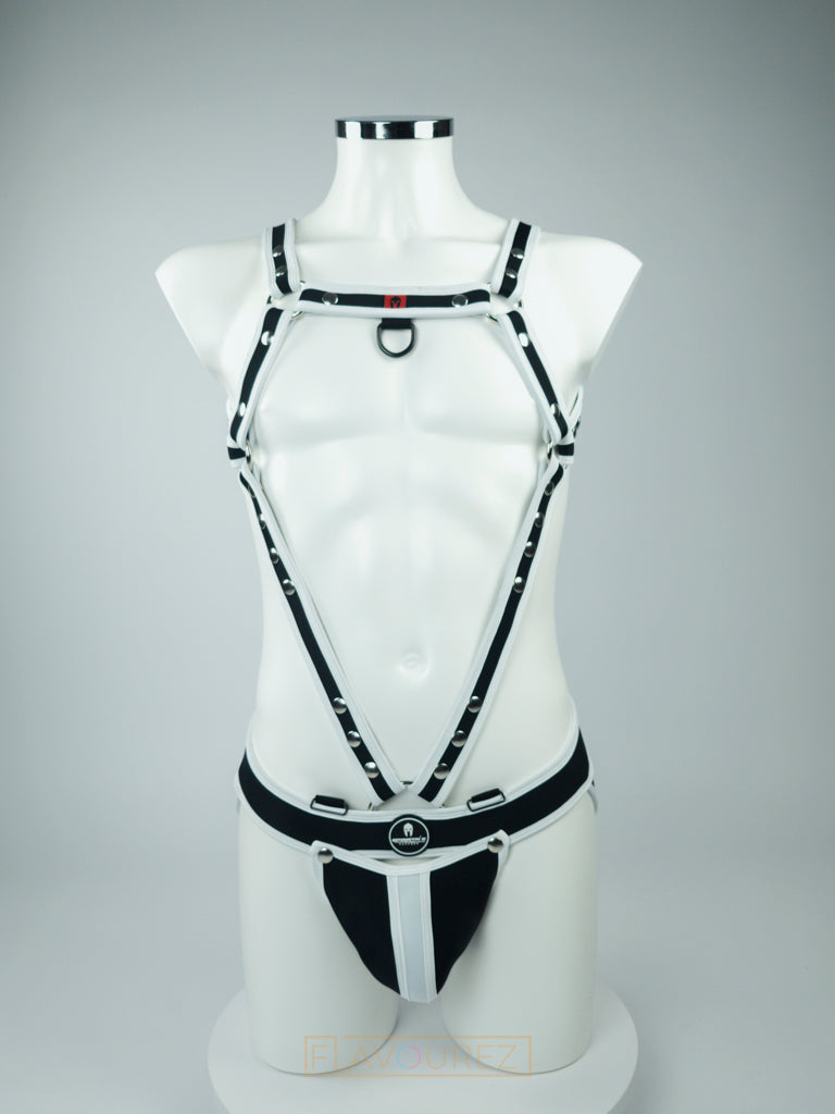 Sexy zwarte designer jockstrap + harnas met witte biezen en zwarte drukknopen, ontworpen door het Italiaanse modehuis Sparta’s Harness en te koop bij Flavourez.