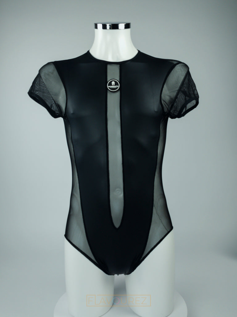 Super sexy zwarte gay bodysuit van het befaamde Italiaanse merk Sparta’s Harness, perfect voor gay mannen en te koop bij Flavourez.