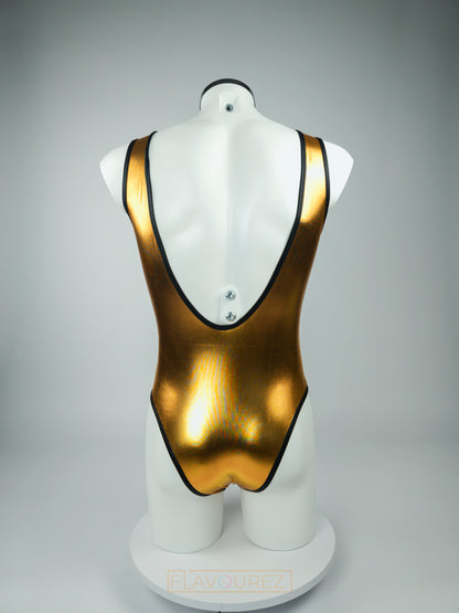 Superglanzende gouden bodysuit ontworpen door Sparta’s Harness perfect voor gay mannen en te koop bij Flavourez.