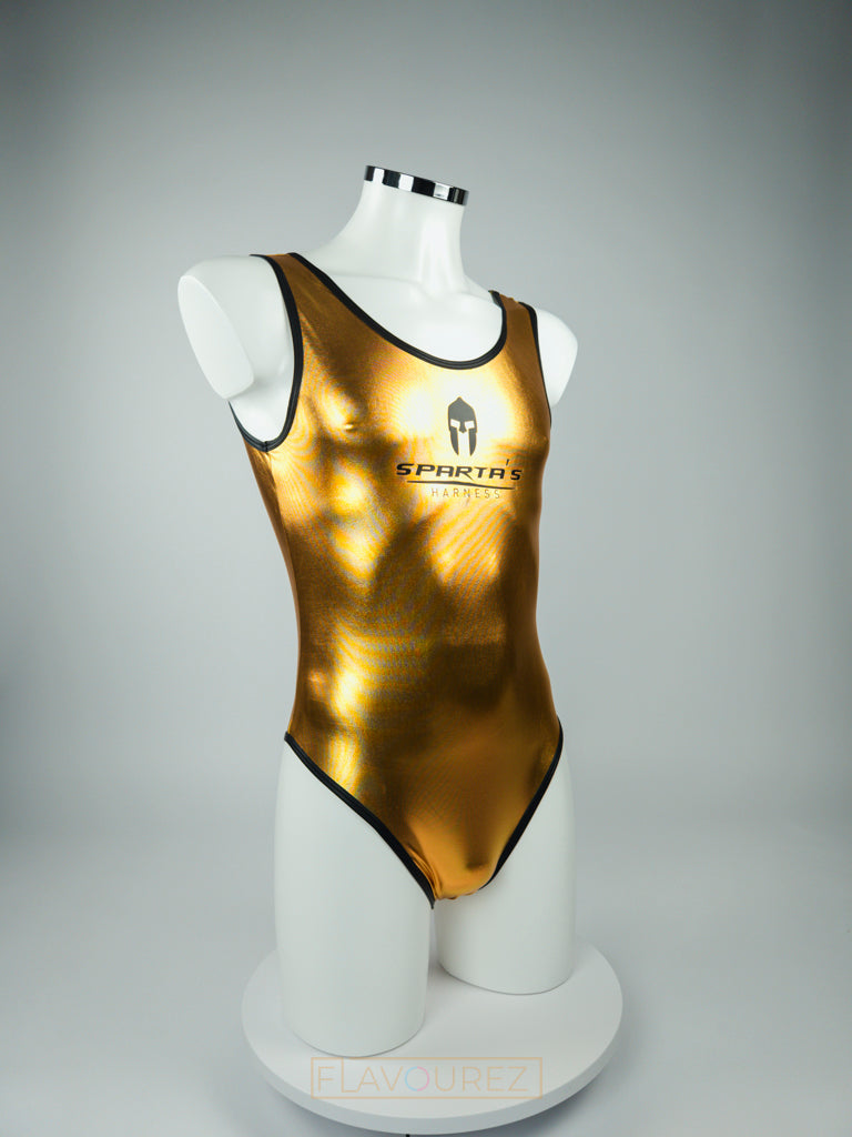 Superglanzende gouden bodysuit ontworpen door Sparta’s Harness perfect voor gay mannen en te koop bij Flavourez.