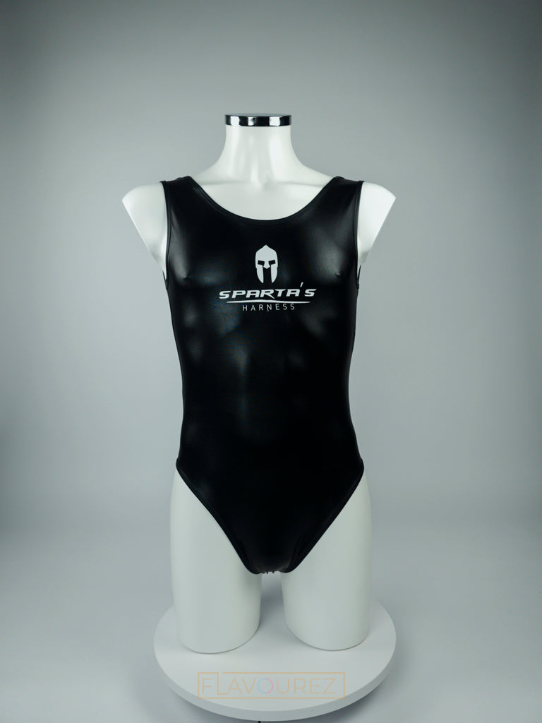 Superglanzende zwarte bodysuit ontworpen door Sparta’s Harness perfect voor gay mannen en te koop bij Flavourez.