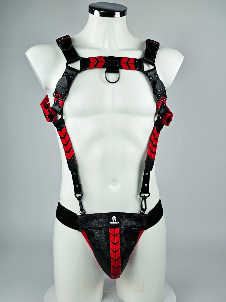Zwarte, leren full body harnas met rode details en metalen cock ring, ontworpen door Sparta’s Harness en te koop bij Flavourez.