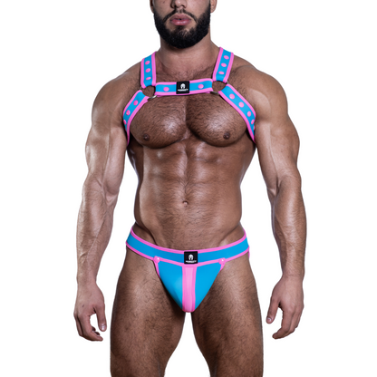 Een complete gay party outfit bestaande uit een lichtblauw harnas en jockstrap met roze drukknopen en biezen, ontworpen door het Italiaanse modehuis Sparta’s Harness. Perfect voor gay mannen en te koop bij Flavourez.