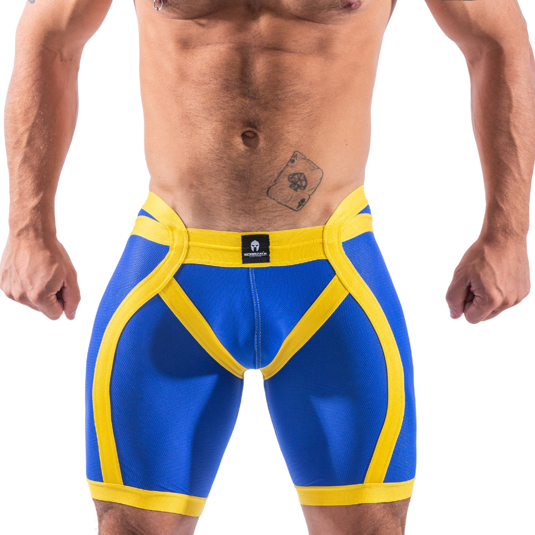 Unieke blauwe short met verlaagde tailleband aan de voorzijde en gele elastische banden, ontworpen door het Italiaanse modehuis Sparta’s Harness perfect voor gay mannen en te koop bij Flavourez.