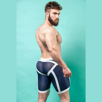 Unieke donkerblauwe short met verlaagde tailleband aan de voorzijde en witte elastische banden, ontworpen door het Italiaanse modehuis Sparta’s Harness perfect voor gay mannen en te koop bij Flavourez.