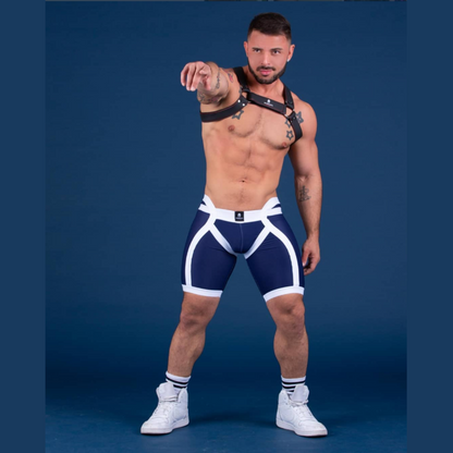 Unieke donkerblauwe short met verlaagde tailleband aan de voorzijde en witte elastische banden, ontworpen door het Italiaanse modehuis Sparta’s Harness perfect voor gay mannen en te koop bij Flavourez.