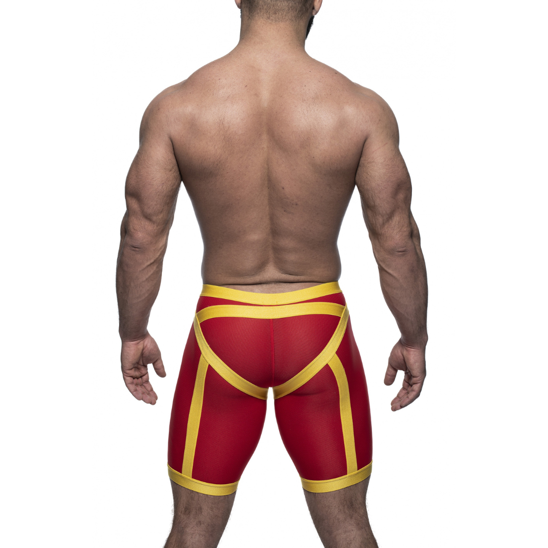 Unieke rode short met verlaagde tailleband aan de voorzijde en gele elastische banden, ontworpen door het Italiaanse modehuis Sparta’s Harness en te koop bij Flavourez.