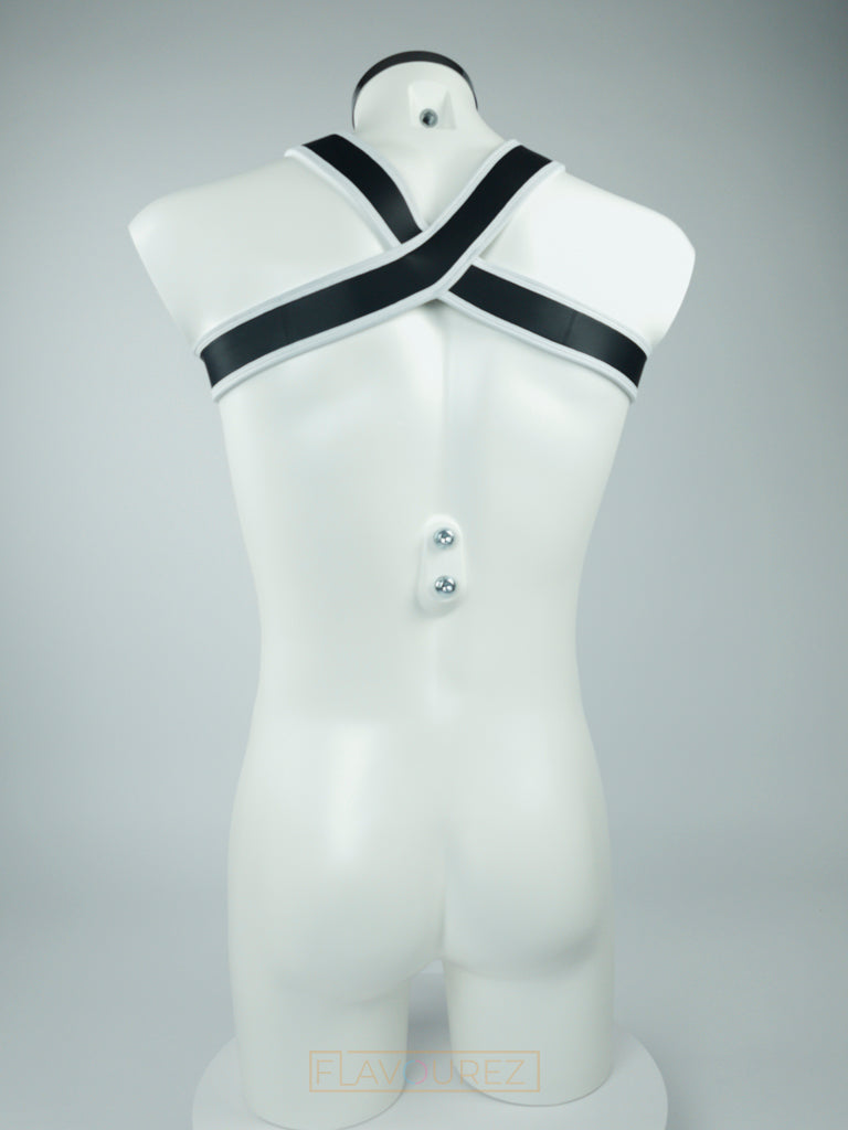 Zeer mooi zwart harnas met contrasterende witte biezen, ontworpen door het Italiaanse modehuis Sparta’s Harness en te koop bij Flavourez.