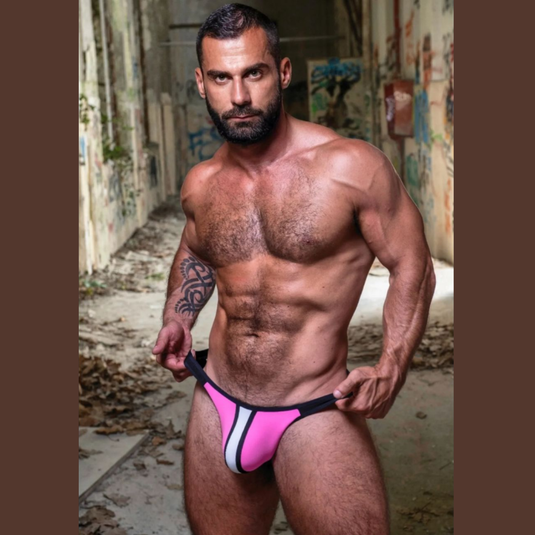 Sportieve roze jockstrap van Sparta’s Harness. Perfect voor gay mannen en te koop bij Flavourez.