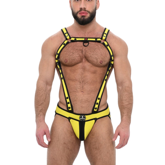 Geel designer jockstrap + harnas met zwarte biezen en drukknopen. Ontworpen door Sparta's Harness voor queer mannen en te koop bij Flavourez.