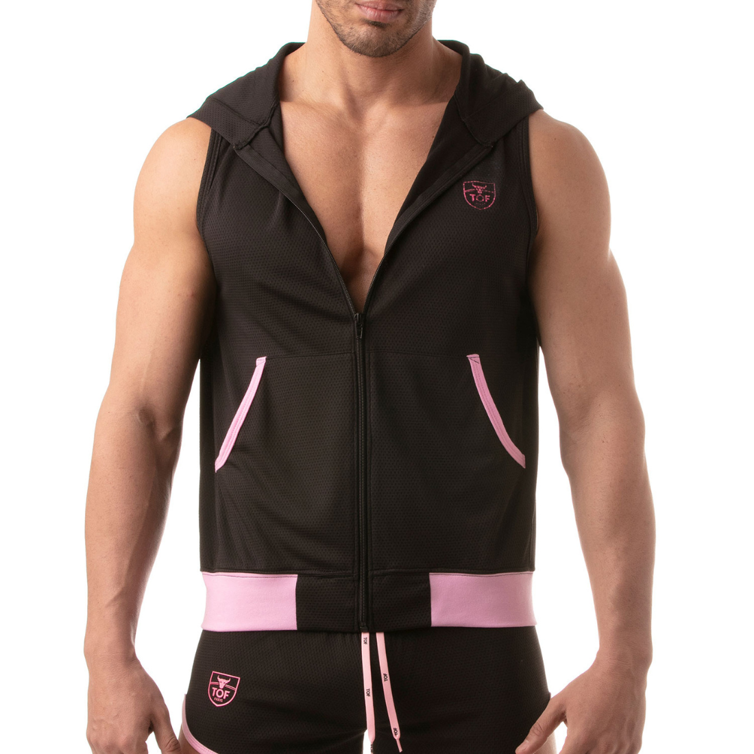Zwarte hoodie zonder mouwen met roze accenten, ontworpen door het Franse modehuis Tof Paris en te koop bij Flavourez.