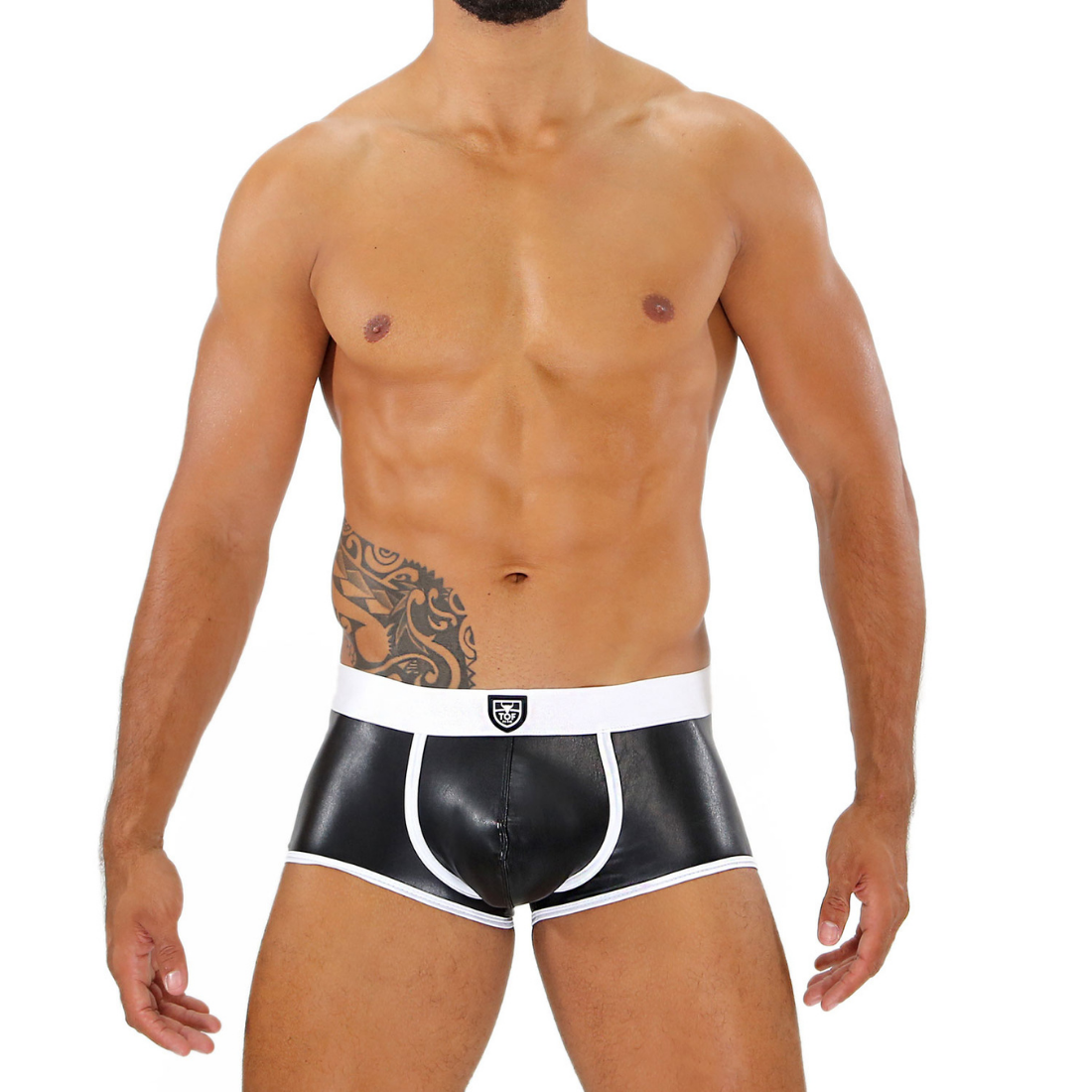 Zeer sexy zwarte vegan leather fetish boxer met contrasterende witte tailleband en biezen, ontworpen door Tof Paris en te koop bij Flavourez.