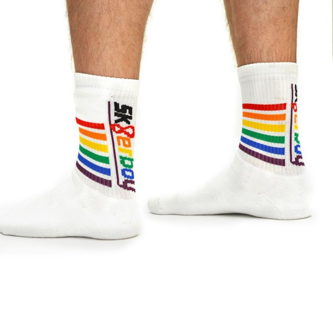 Luxe witte sokken met regenboog borduursel van het merk Sk8erboy. Te koop bij Flavourez. 